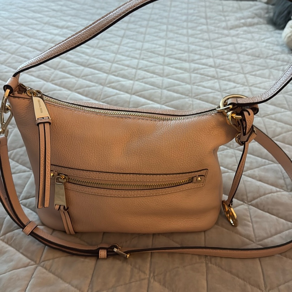 Michael kors pebble light pink purse. Shoulders bag or hand bag.